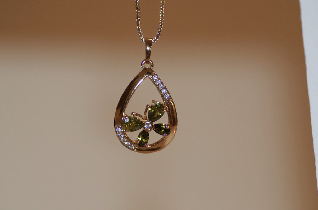 Green leaf necklace