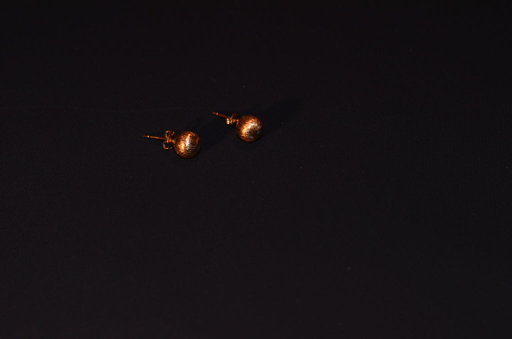 Classic gold stud earring