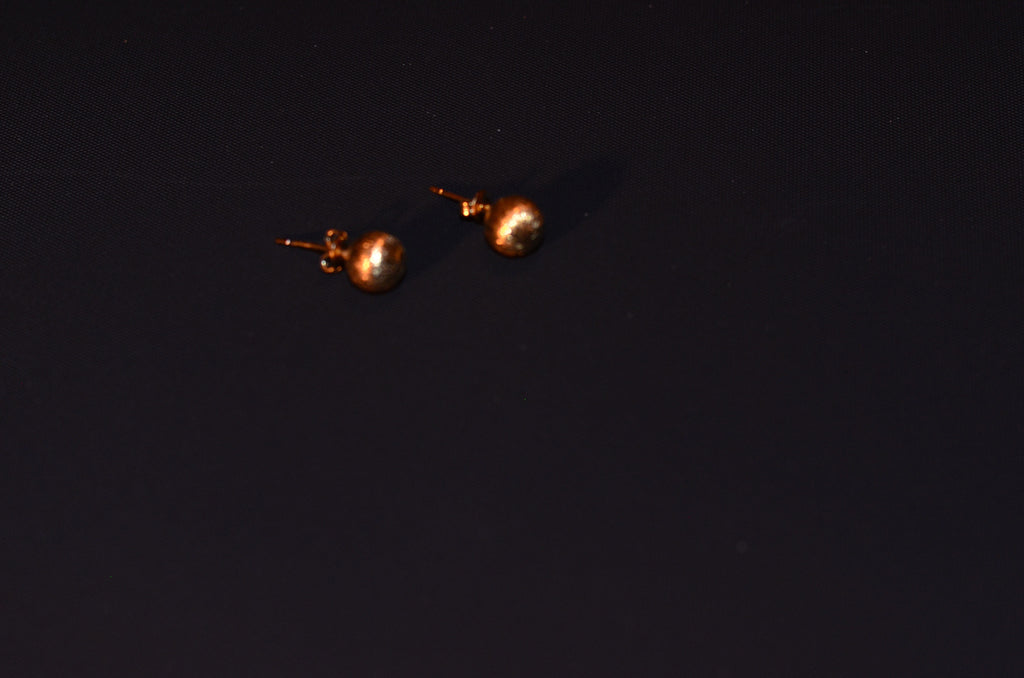 Classic gold stud earring