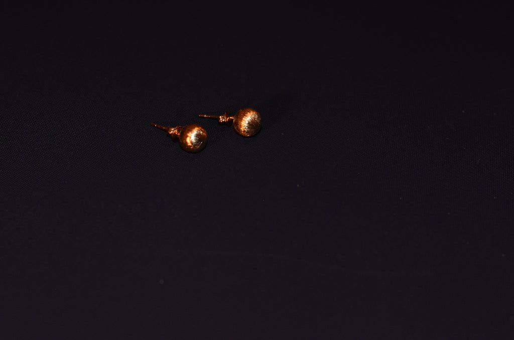 Classic gold stud earring