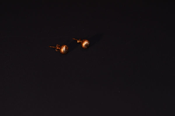 Classic gold stud earring